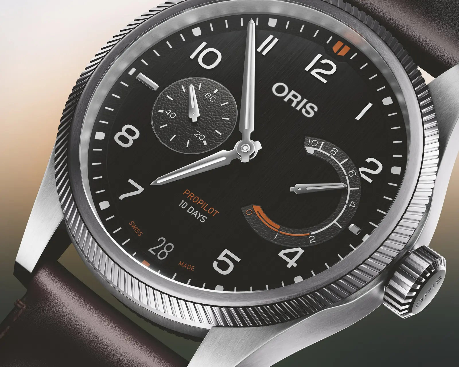Oris ProPilot Calibre 111 doğrusal olmayan güç rezervi göstergesi Oris ProPilot Calibre 111 kadranında saat 3'teki doğrusal olmayan güç rezervi göstergesi, saat 9'da küçük saniye ve saat 6'da tarih