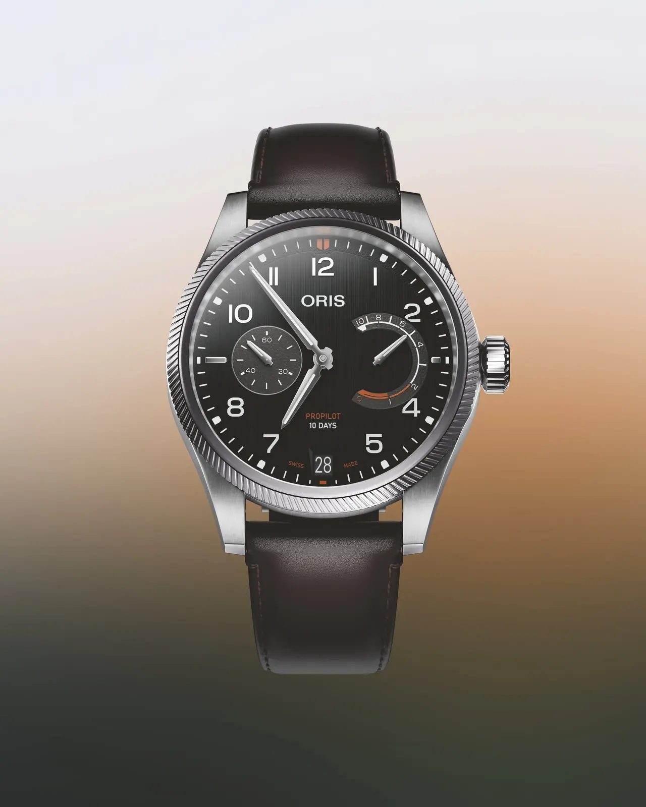 Oris ProPilot Calibre 111 önden görünüm Oris ProPilot Calibre 111 önden, siyah kadranlı 43 mm çelik kasa ve kahverengi deri kayış