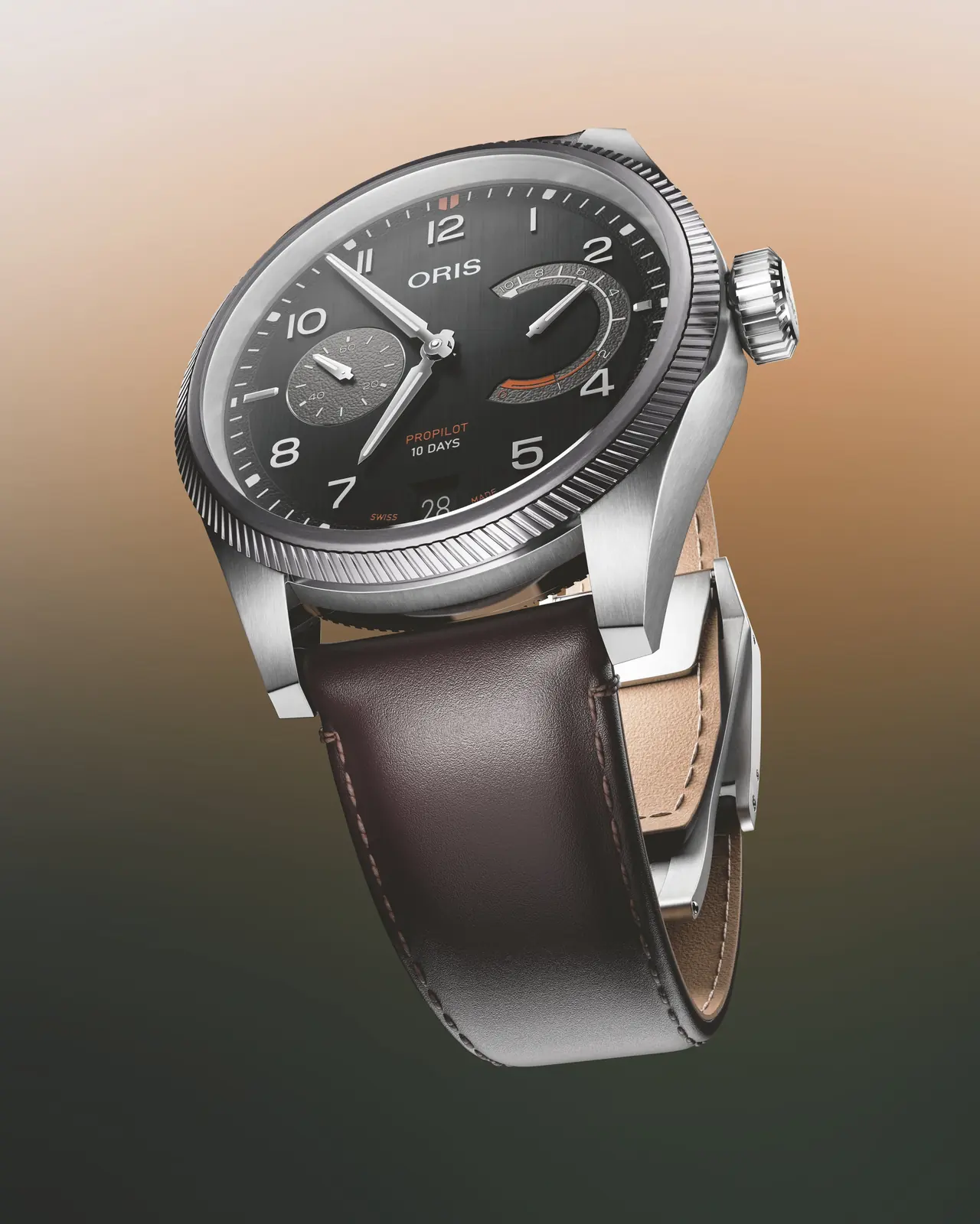 Oris ProPilot Calibre 111 tırtıklı bezel Oris ProPilot Calibre 111'in jet motoru türbin kanatlarını andıran tırtıklı çelik bezeli ve büyük kurma kolu