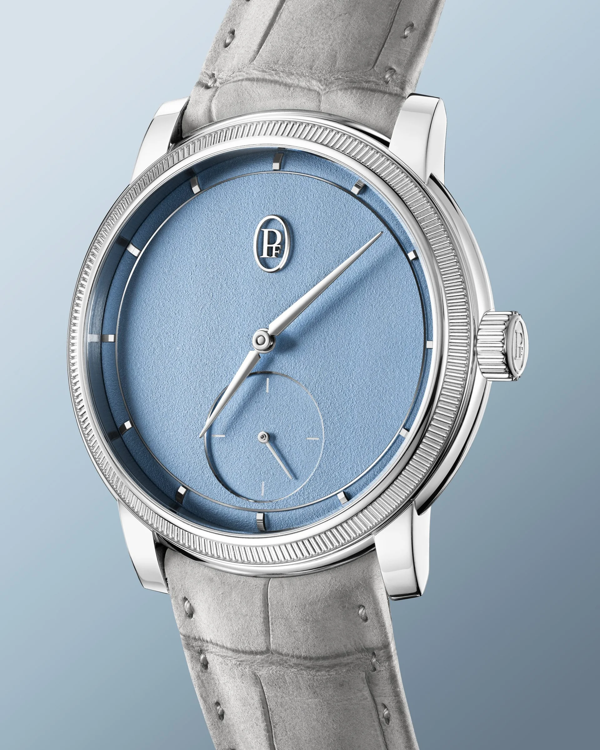 Toric Petite Seconde Morning Blue elde grenlenmiş beyaz altın kadran detayı