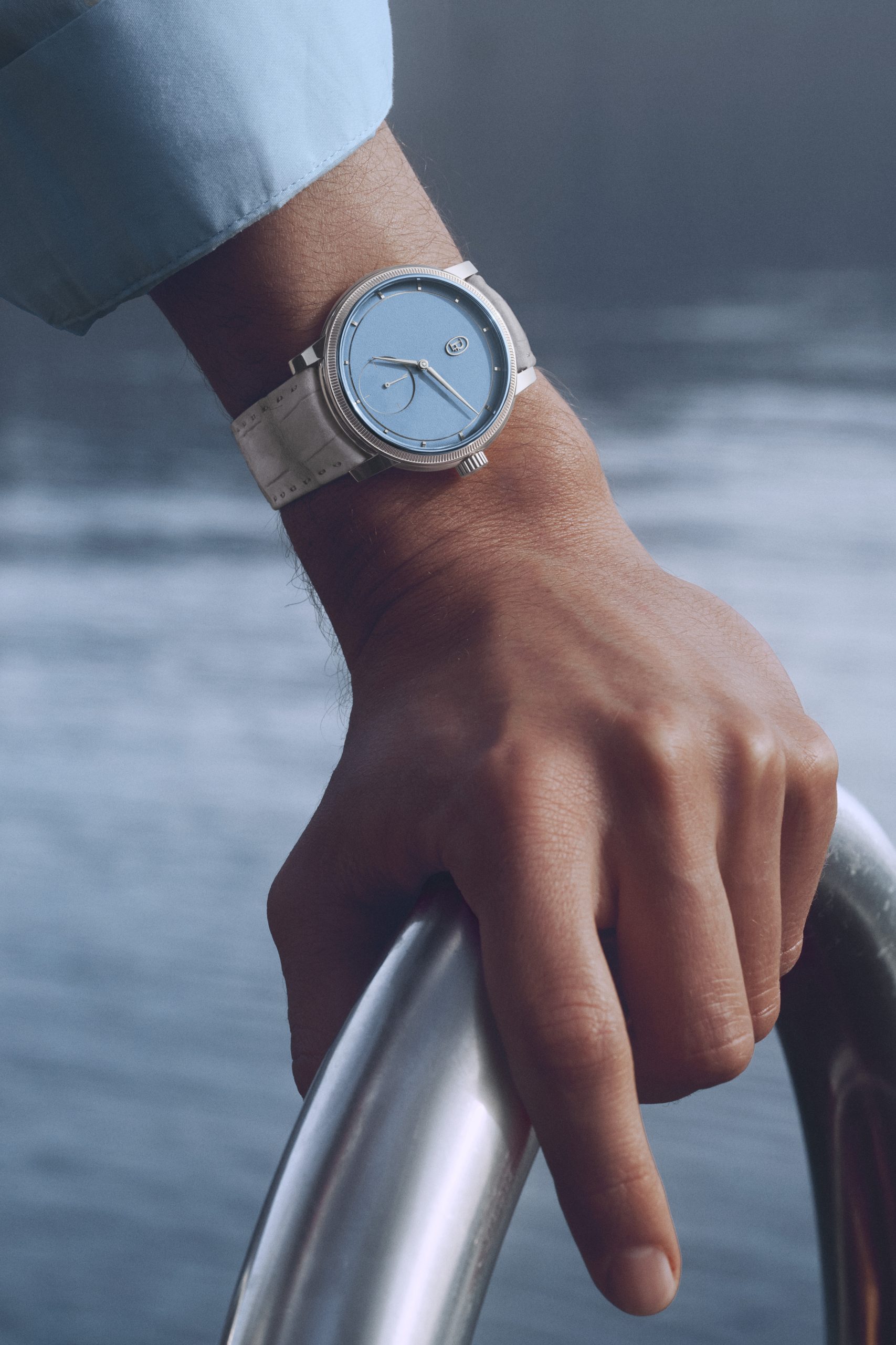 Parmigiani Fleurier Toric Petite Seconde Morning Blue Akoya gri kayışla bilekte