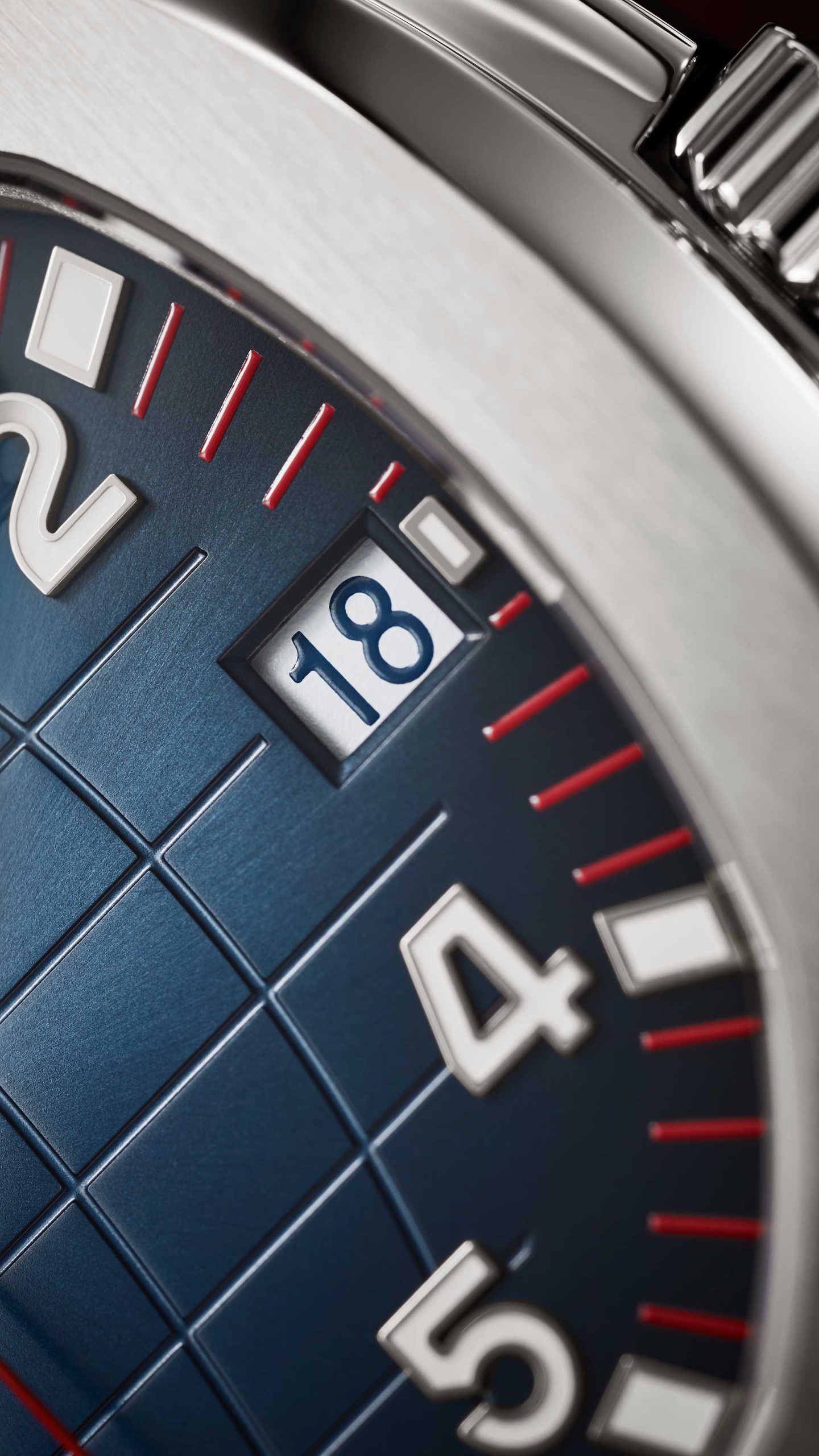Patek Philippe Aquanaut 5167A-014 tarih penceresi ve kırmızı dakika skalası