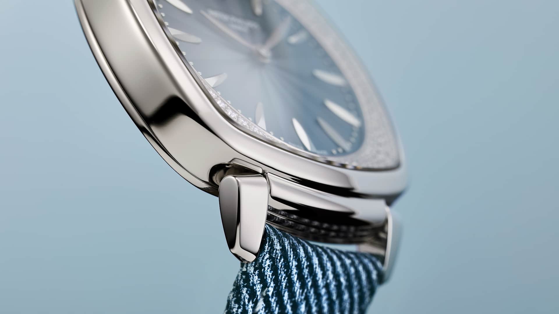 Patek Philippe Gondolo Ladies First hareketli boynuz ve mavi gri kayış detayı