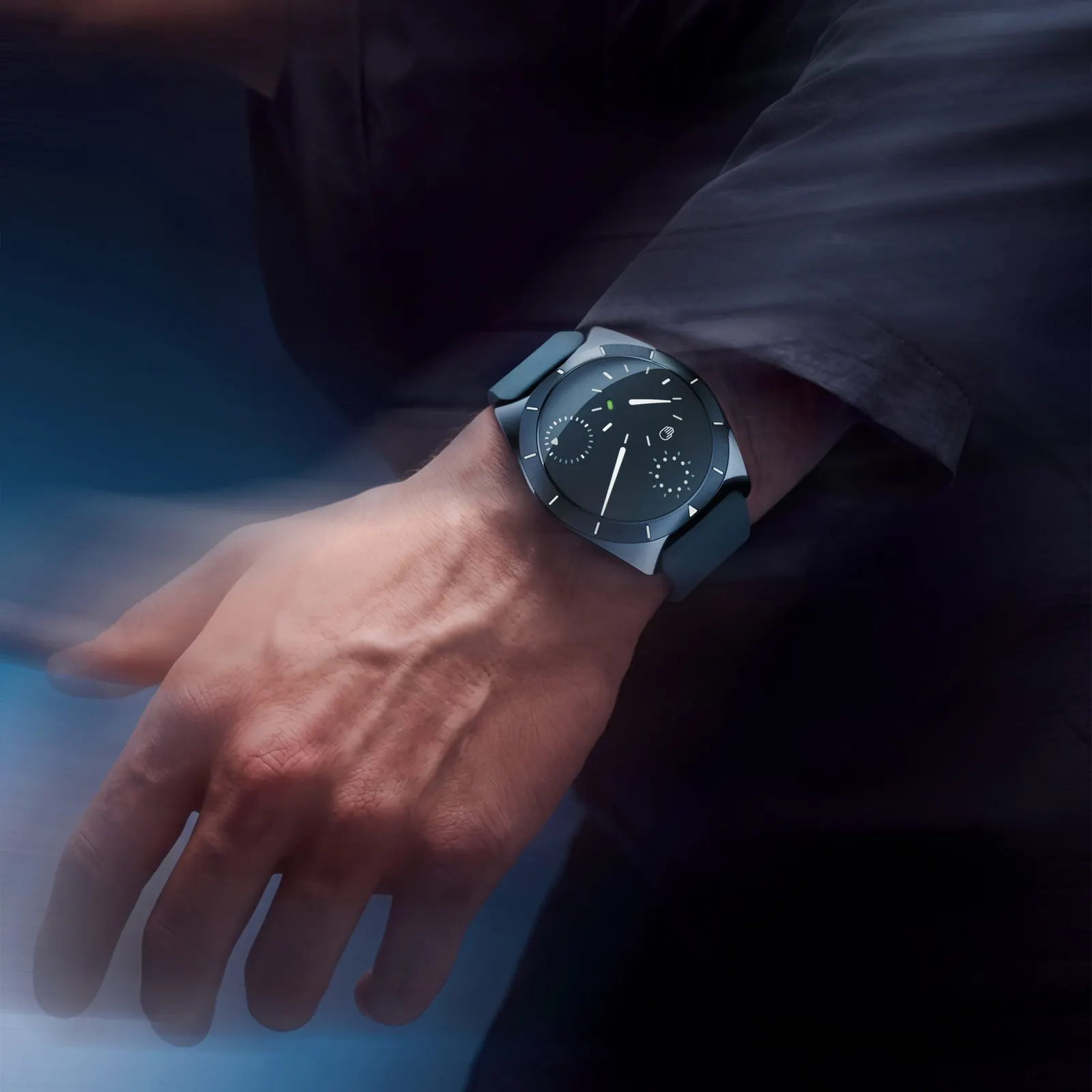 Bilekte Ressence TYPE 10 DN Bilekte Ressence TYPE 10 DN, koyu mavi titanyum kasa ve entegre kauçuk kayış