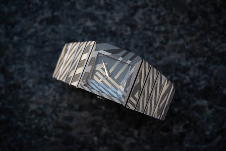 Toledano & Chan B/1 Dazzle, eine Titanuhr mit Gehäuse und Armband im Camouflage-Muster.
